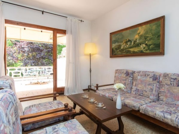 House, 4 Bedrooms, Terrace | Living area