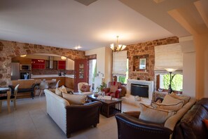 Villa | 5 bedrooms - Villa Angels in Crete (Malevizi)