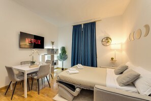 Apartamento família, vista para a cidade | Área de estar