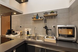 Family Apartment, City View | Private kitchen
