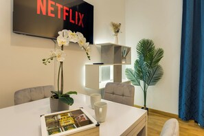 Apartamento família, vista para a cidade | Área de estar