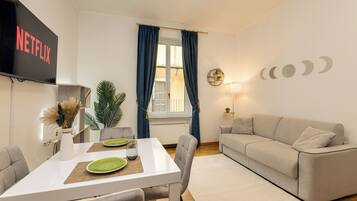 Apartamento família, vista para a cidade | Área de estar