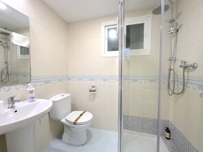 Douche, sèche-cheveux, serviettes fournies