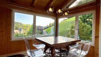 Appartement, 3 chambres | Salle Ă manger