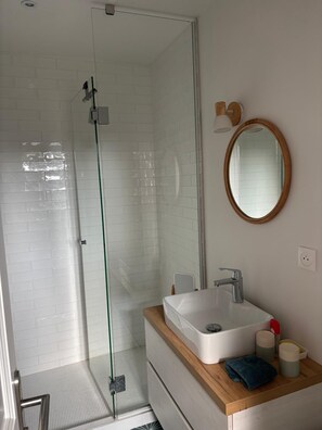 シャワー、タオル、石鹸、トイレットペーパー