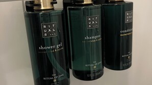 Tres botellas de gel de ducha y champú Ritual de Jing.