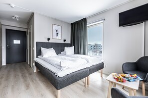 Escritorio, espacio para trabajar con laptop y cortinas blackout 