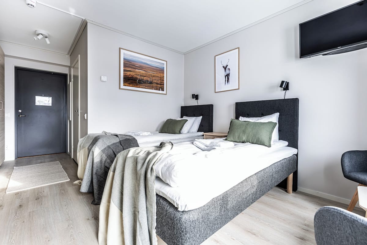 Chambre avec lits jumeaux, cuisine