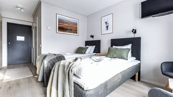 Twin Room, Kitchen | Desk, laptop workspace, blackout curtains, soundproofing