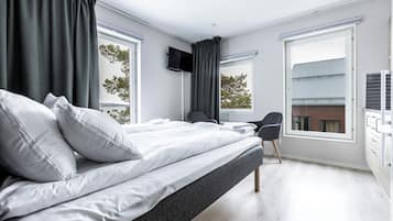 Habitación doble, cocina | Escritorio, espacio para trabajar con laptop y cortinas blackout