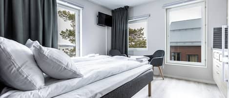 Habitación doble, cocina | Escritorio, espacio para trabajar con un portátil, cortinas opacas