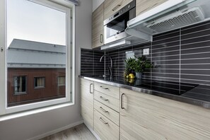 Full-size fridge, microwave, stovetop, cookware/dishes/utensils
