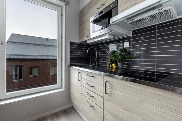 Refrigerador con freezer, microondas, placa de cocina