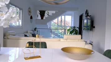 Villa, 3 chambres, fumeurs, balcon | Salle de séjour