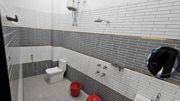 Deluxe Triple Room | Bathroom