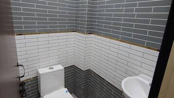 Deluxe Quadruple Room | Bathroom