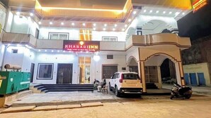 Un hotel con un letrero que dice "KHARARIINN" y una entrada acogedora con escalones que conducen a la puerta.