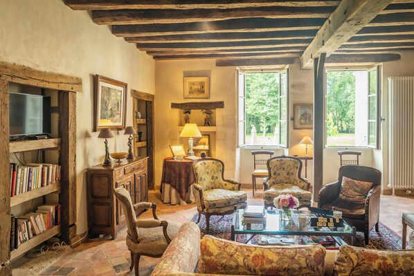 Maison du Meunier | Área de sala de estar | Televisión de pantalla plana de 99 cm con canales por cable 