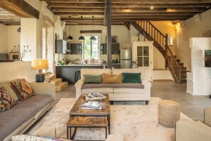 Le Moulin | Área de sala de estar | Televisión de pantalla plana de 99 cm con canales por cable 