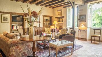 Maison du Meunier | Coin séjour | Télévision à écran plat de 99 cm avec chaßnes par cùble