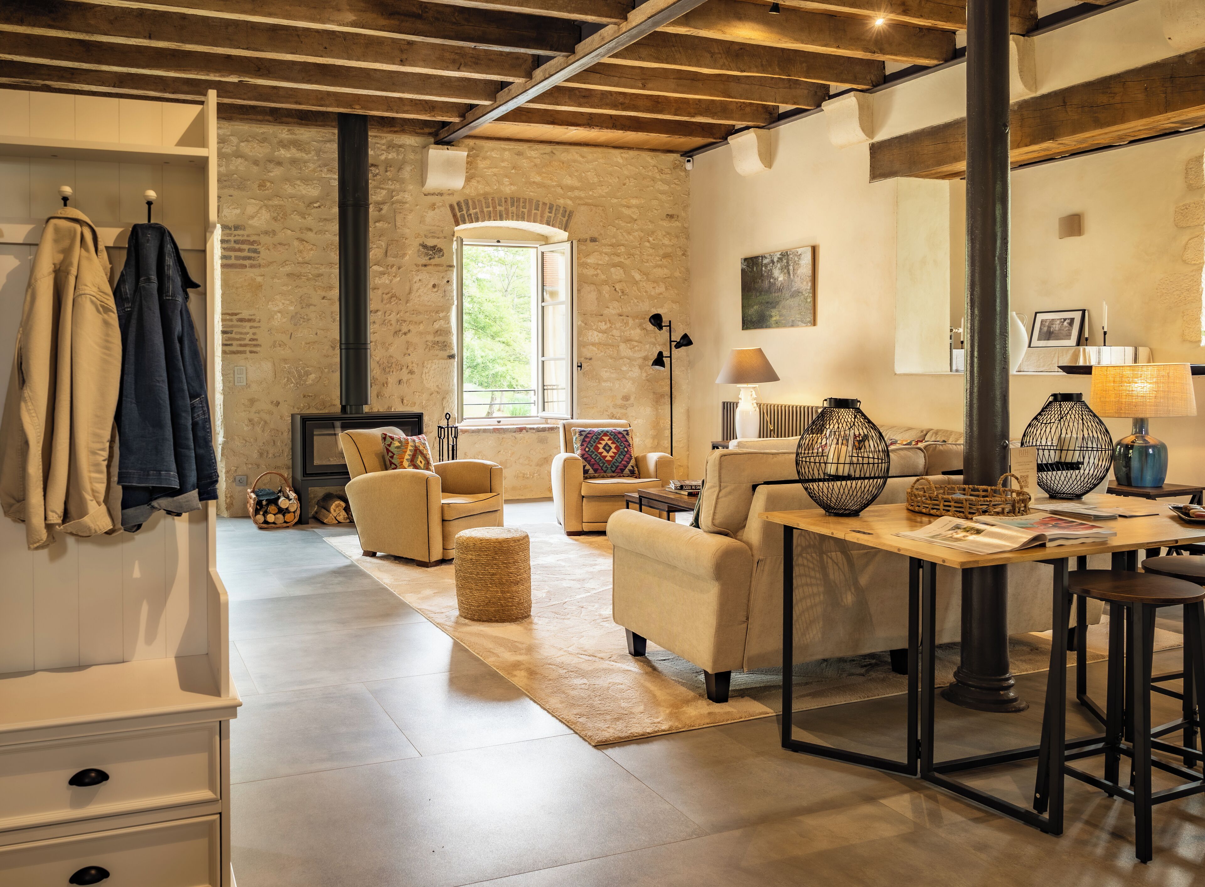 Le Moulin | Living area | 99-cm flat-screen TV with cable channels