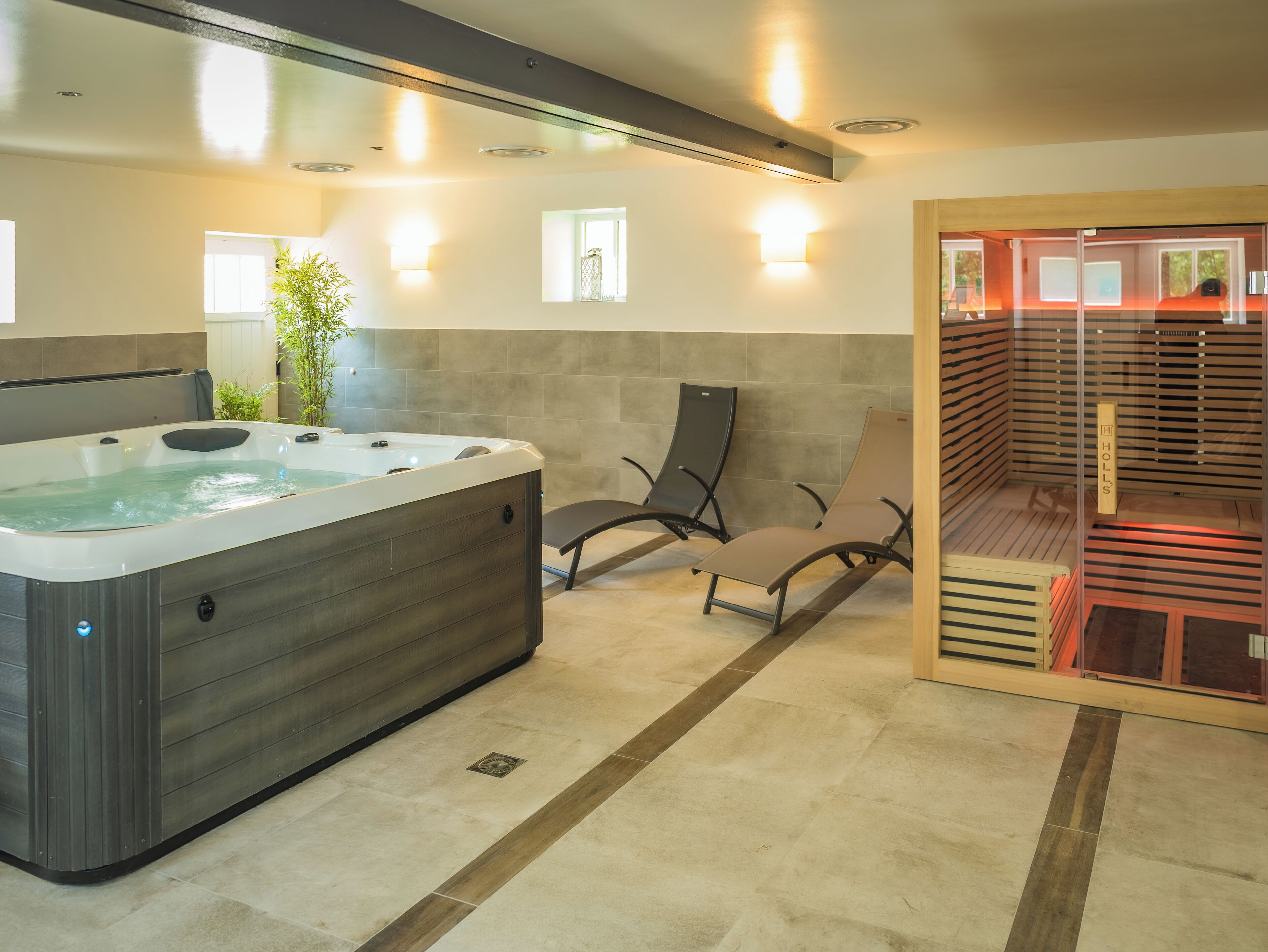 Indoor spa tub