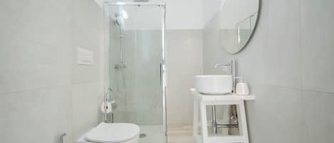 Chambre familiale, balcon, vue sur la ville | Salle de bain | Douche, séchoir à cheveux, pantoufles, serviettes fournies