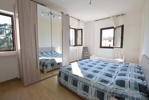 2 bedrooms, iron/ironing board, free WiFi