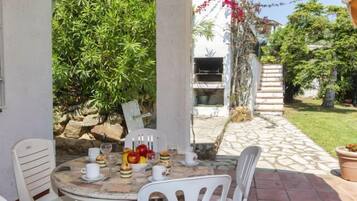 Casa, 5 dormitoris, terrassa | Servei de restauració a l'aire lliure