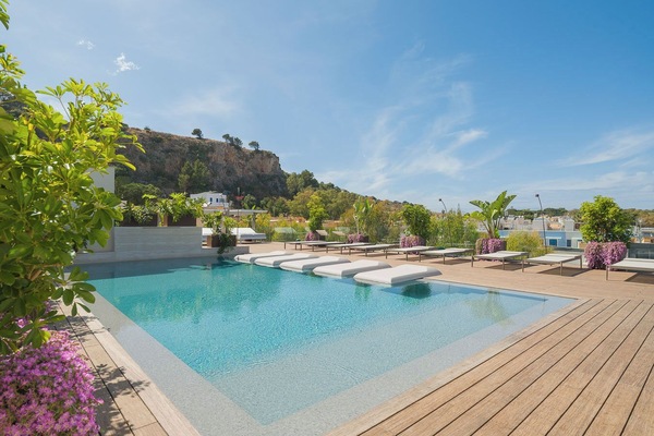 Piscina all'aperto, ombrelloni da piscina, lettini