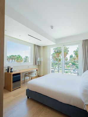 Elite suite, balkon, uitzicht op zee | Een kluis op de kamer, een bureau, verduisterende gordijnen