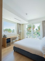 Suíte elite, sacada, vista para o mar | Cofres nos quartos, escrivaninha, cortinas blackout