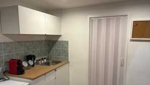 雪櫃、微波爐、電熱水壺、廚房用具/餐具/器皿