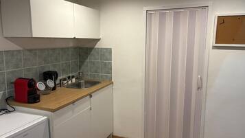 Frigorifero, microonde, bollitore elettrico, pentole/stoviglie/utensili