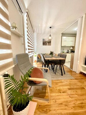 Apartment, 1 Bedroom, Balcony, City View | Living area