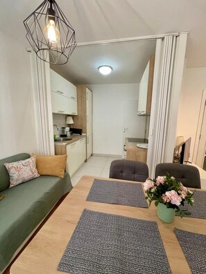 Apartamento, 1 habitación, balcón, vistas a la ciudad | Sala de estar