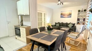 Leilighet, 1 soverom, balkong, byutsikt | Spisestue