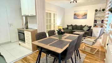 Apartamento, 1 quarto, sacada, vista para a cidade | Sala de jantar