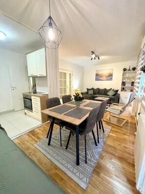Apartamento, 1 habitación, balcón, vistas a la ciudad | Comedor