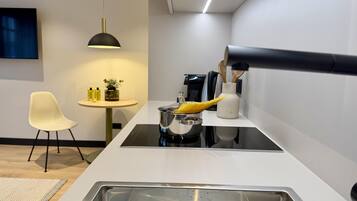 Luxury Apartment, 1 Queen Bed, Kitchen (with Sofabed, Full Kitchen) | Soundproofing, free WiFi, bed sheets