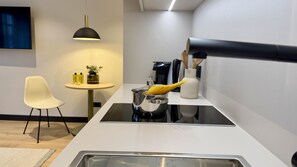 Luxury-Apartment, 1 Queen-Bett, Küche (with Sofabed, Full Kitchen) | Schallisolierte Zimmer, kostenloses WLAN, Bettwäsche