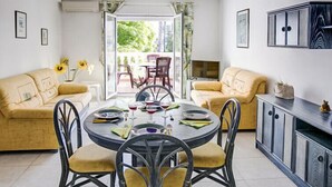 บ้านพัก, 3 ห้องนอน, ระเบียง | บริเวณนั่งเล่น