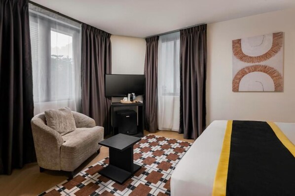 Executive Double Room, City View | Iron/ironing board, free WiFi, bed sheets