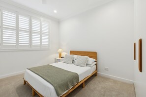 4 Schlafzimmer, Schreibtisch, Bügeleisen/Bügelbrett, WLAN