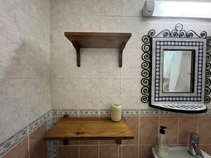 Sèche-cheveux, serviettes fournies, savon, papier toilette