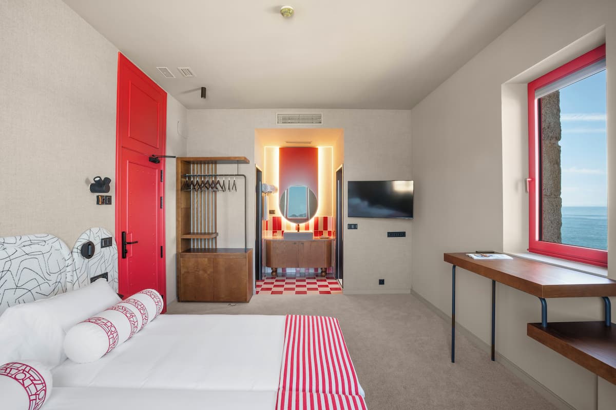 Minibar, Zimmersafe, individuell dekoriert, Schreibtisch