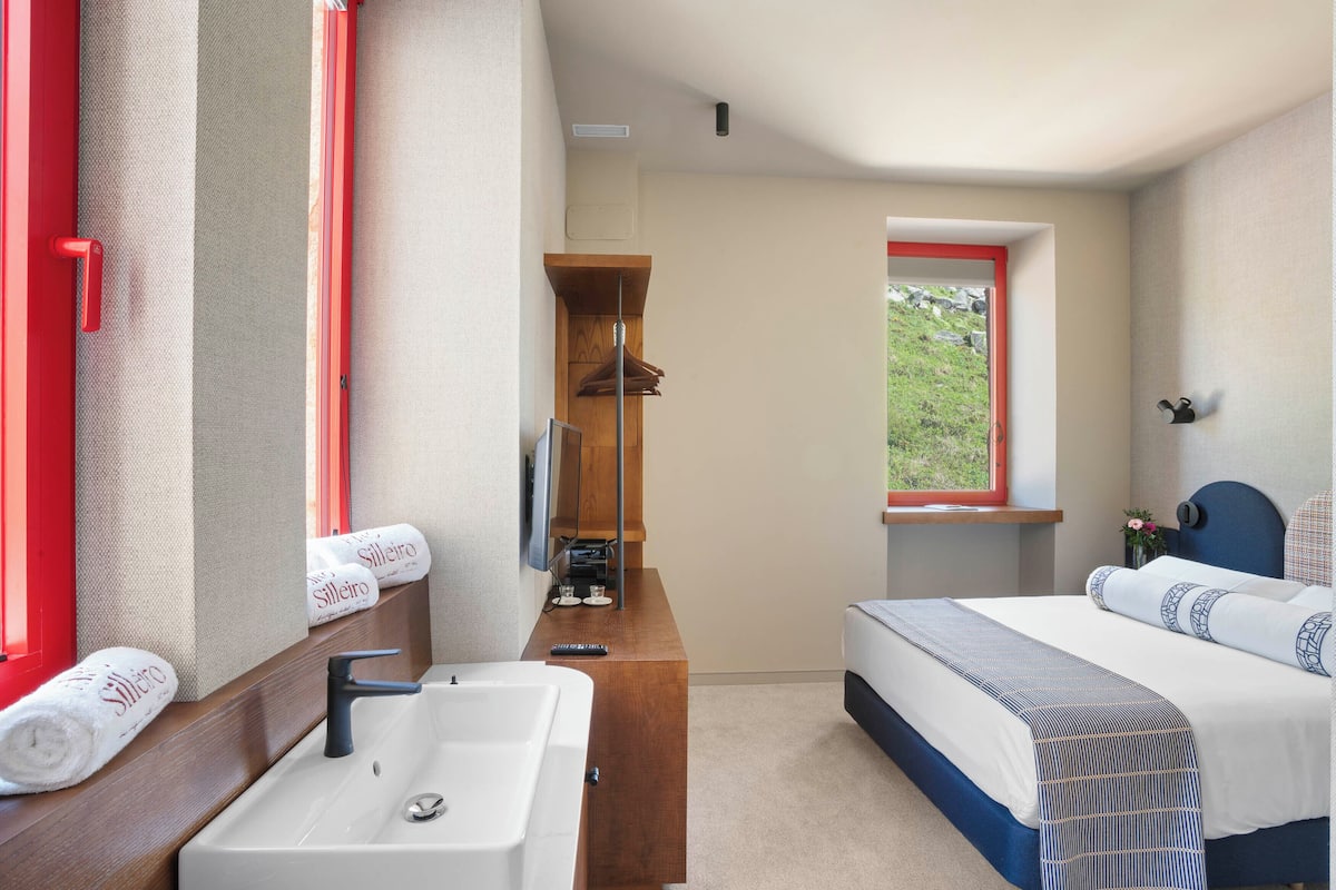 Habitación Vista Montaña Cama de matrimonio | 迷你吧、客房內保險箱、書桌、熨斗/熨衣板