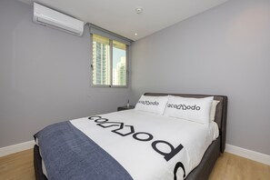 2 dormitorios, tabla de planchar con plancha, cuna de viaje