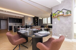 Dining - Beautiful 2 bedroom apartment / Social area with pool, Parking and Gym (Coco del Mar)