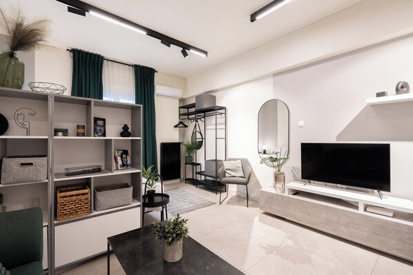 Luxury-Studiosuite, Balkon | Wohnbereich | 42-Zoll-Fernseher mit Kabelempfang